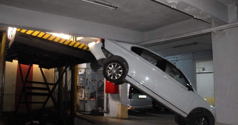 İzmir’de bir otomobil, asansörlü otoparka sıkıştı