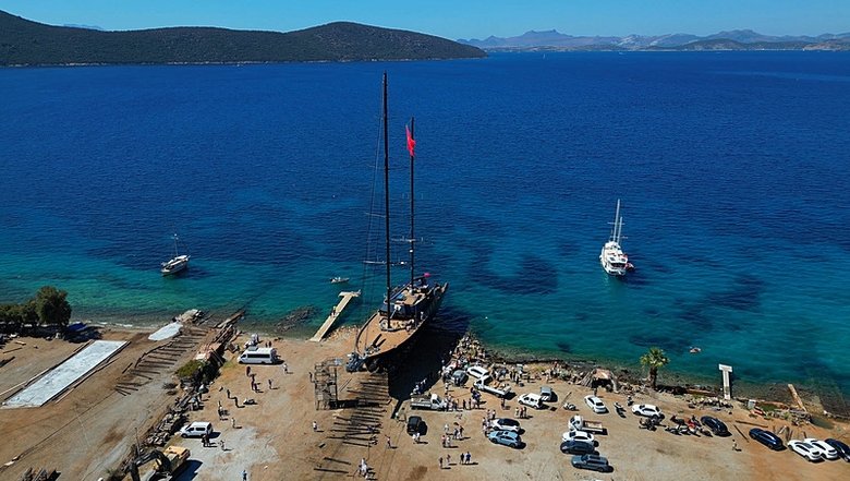 Bodrum’da 7 yılda tamamlanan 50 metrelik yelkenli denize indirildi