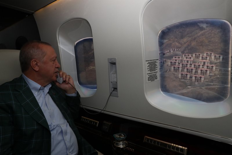 Cumhurbaşkanı Erdoğan’a Rize’de sevgi seli! Minik misafiri böyle sarıldı