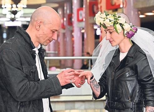 Yıkıntıların arasında dünya evine girdiler