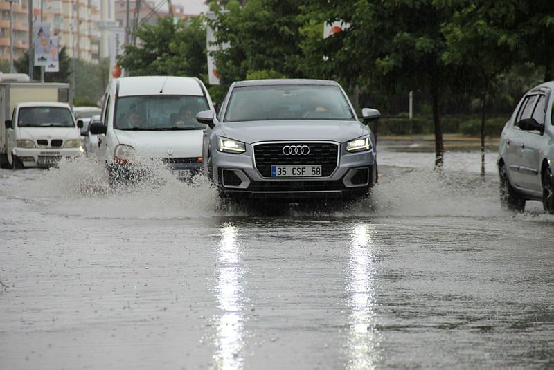 İzmir’de 10 dakikalık yağmurda sel meydana geldi, vatandaşlar Soyer’e isyan etti