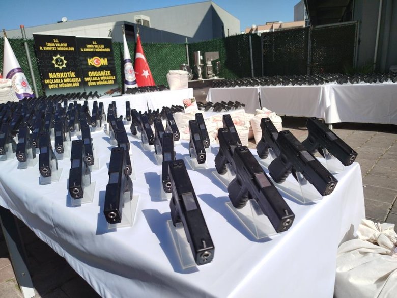 İzmir’de dev operasyon: 1 milyondan fazla uyuşturucu hap ve 437 adet tabanca ele geçirildi