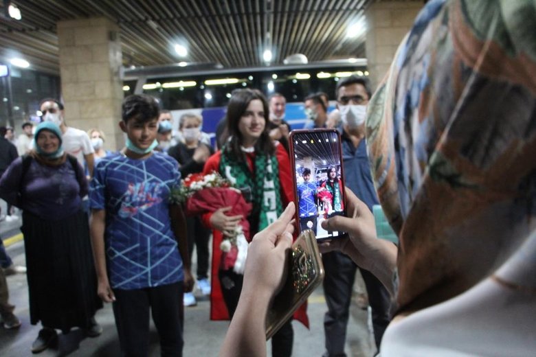 Şampiyon Şeydanur’a Denizli’de coşkulu karşılama