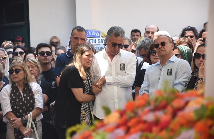 İzmir’i yasa boğmuştu! Genç yaşta ölen Derin Erpulat gözyaşlarıyla uğurlandı