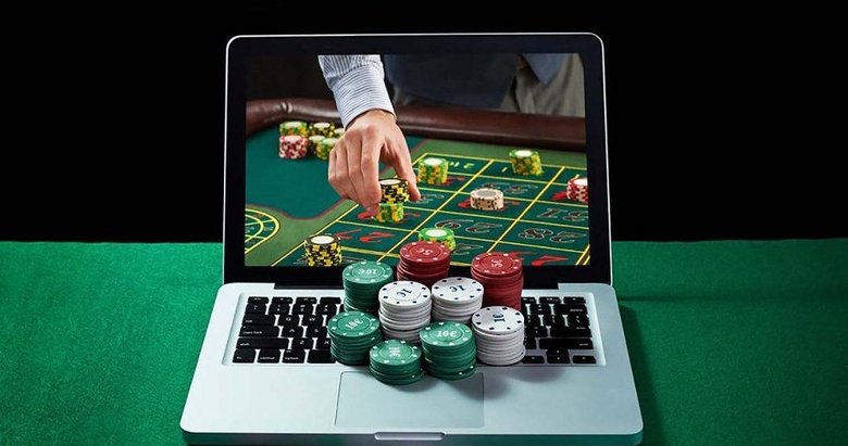 Bahisçi müdür bağışları kumarda kaybetti