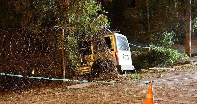 İzmir’de hafif ticari araç ağaca çarptı: 1 ölü, 2 yaralı