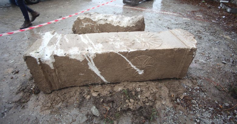 Kütahya’da altyapı kazısında tarihi sütunlara rastlandı