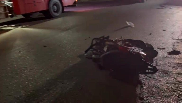 Otomobil evin bahçesine uçtu, motosiklet ikiye bölündü: 1 ölü, 2 yaralı