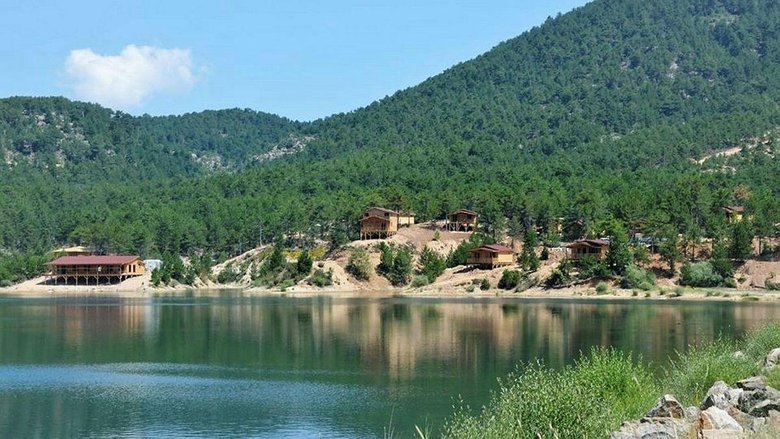 Gölet, orman ve bungalov evleri eşsiz bir manzara sunuyor
