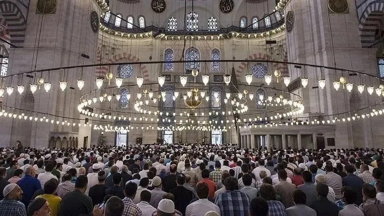 izmir-cuma-namazi-saati-10-temmuz-2026-diyanet-izmir-ogle-ezani-saat-kacta-okunuyor-1783671783163.jpeg