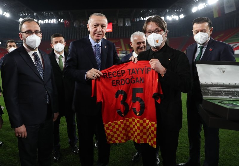 Başkan Erdoğan Gürsel Aksel Stadı’nda incelemelerde bulundu
