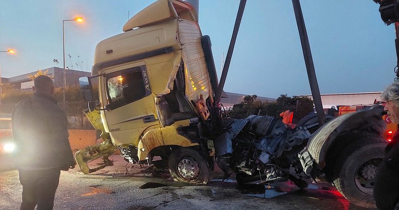 İzmir’de TIR ile kamyonet çarpıştı, 1 kişi öldü