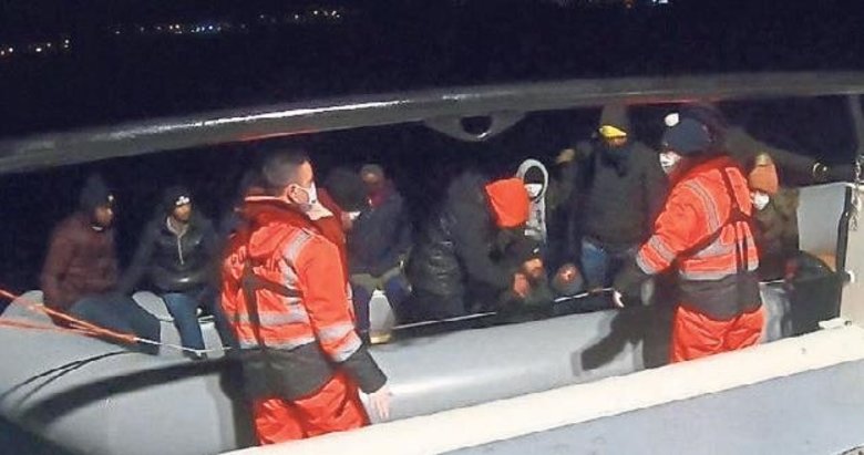 Türk kara sularına itilen 28 göçmen kurtarıldı