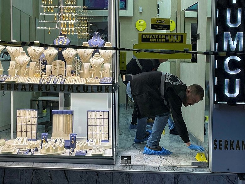 İzmir’de kuyumcuyu silahla vurup altınları çalan şüpheli yakalandı
