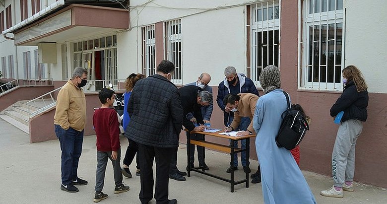 Erdek’te 55 öğrenciye klavyeli tablet dağıtıldı