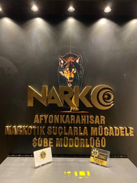 Takibe alınan araçtan 12 adet peçeteye emzirilmiş bonzai çıktı