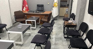 AK Parti Marmara İlçe Başkanlığı’na taşlı saldırı! Şüpheli tutuklandı