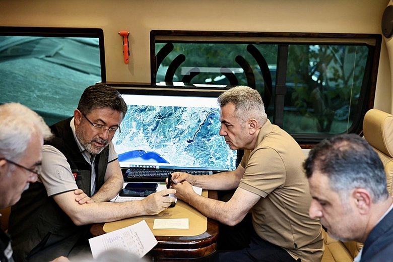 Ege’de kızıl alarm! İzmir Aydın ve Manisa’da yangın çemberi