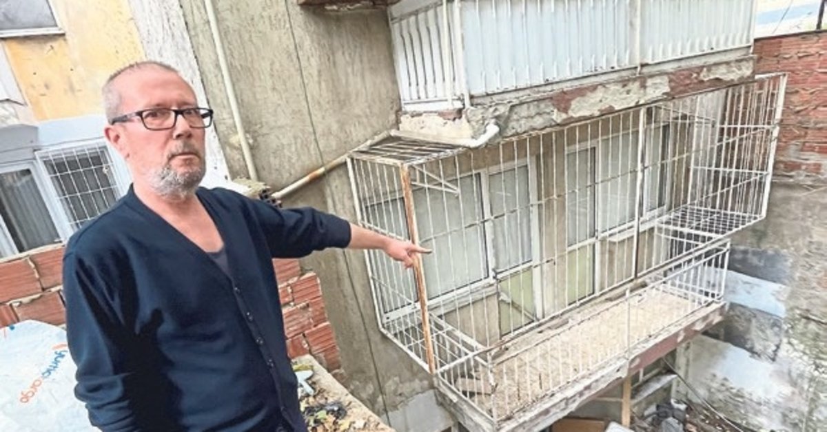 İzmir'de apartman sakinleri çöp eve isyan etti