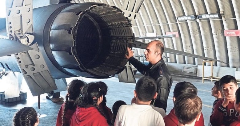Bandırma’da Ana Jet Üssü kapılarını çocuklara açtı