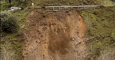 İzmir’de korkutan görüntü! Zeytinova Barajı yolunda heyelan meydana geldi