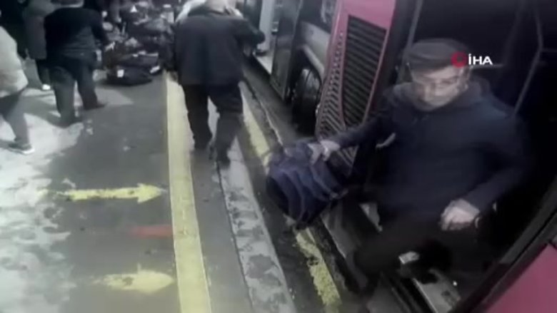 Beylikdüzü'nde iki metrobüs çarpıştı