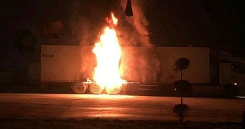 Afyonkarahisar’da petrol istasyonundaki araç yangını paniğe neden oldu