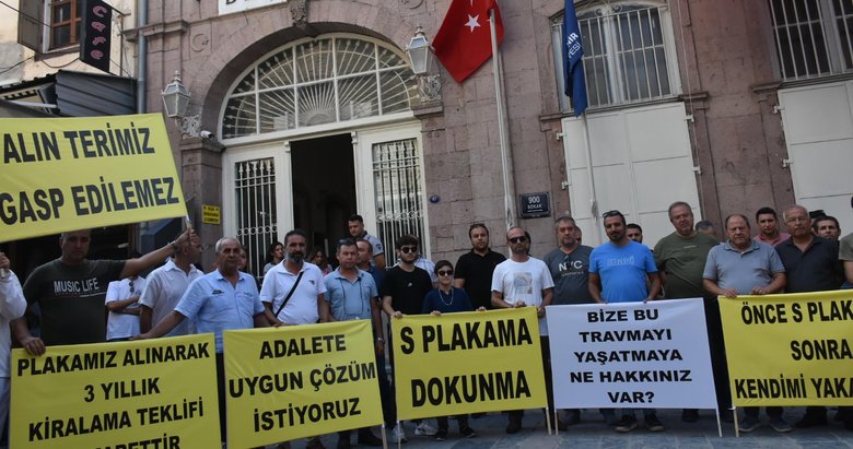 İzmir’de ’S plaka’ eylemi! Belediye önünde toplandılar