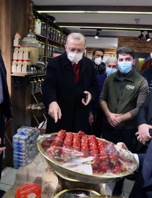 Başkan Erdoğan Cuma namazı sonrası gazetecilere cevizli sucuk ikram etti