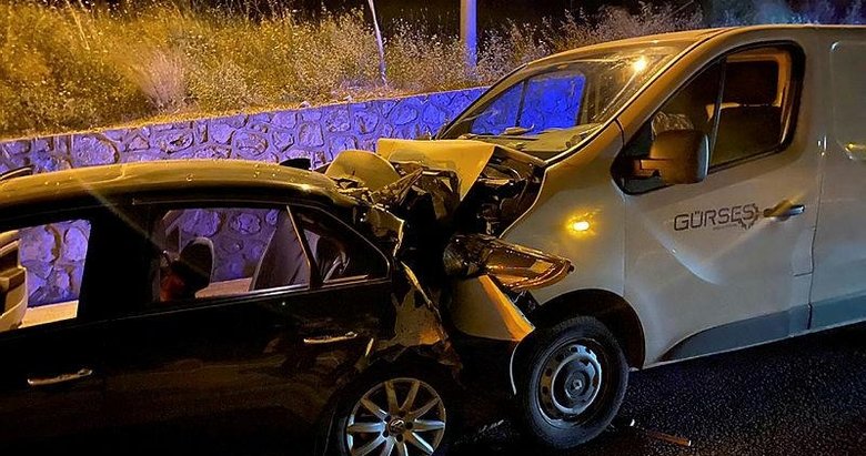 Koyun yola atladı, otomobil ile hafif ticari araç çarpıştı: 9 yaralı