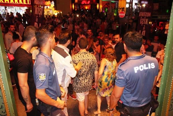 400 polis dünyaca ünlü barlar sokağına girdi