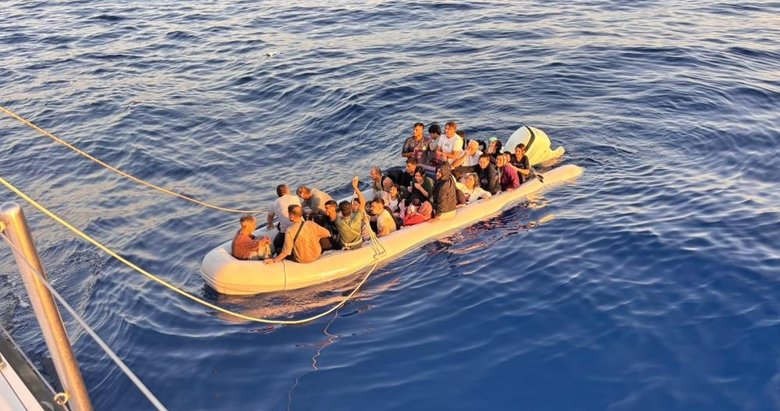 İzmir’de batmak üzere olan lastik bottan 13’ü çocuk 43 göçmen kurtarıldı