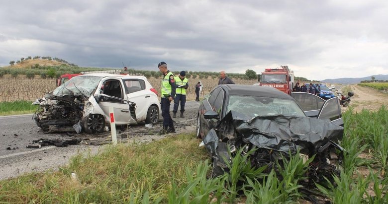 Manisa’da otomobiller kafa kafaya çarpıştı