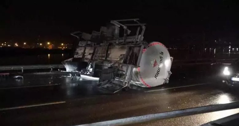 İzmir’de feci kaza! Bariyeri aşıp karşı şeride geçen tanker, taksiye çarptı: 1 yaralı