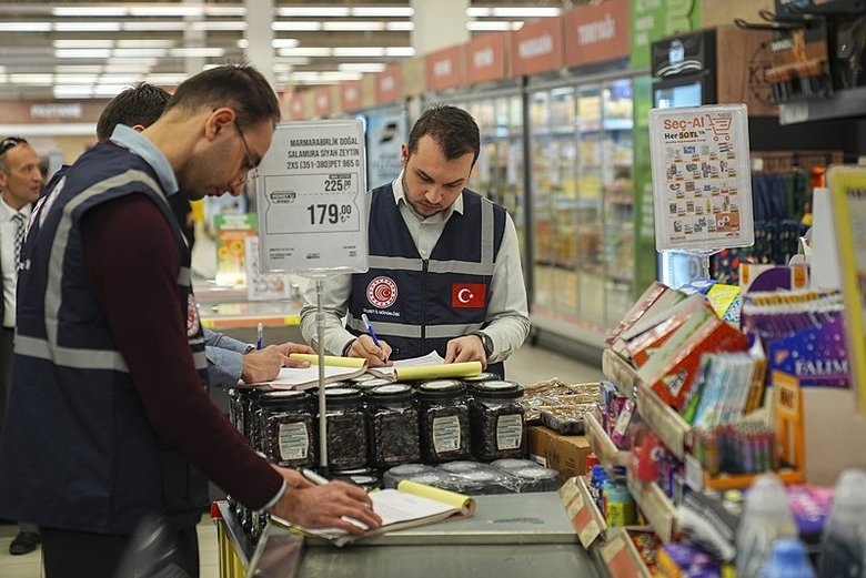 izmirde-marketlerde-fiyat-ve-etiket-denetimi-yapildi-1766830985695.jpeg