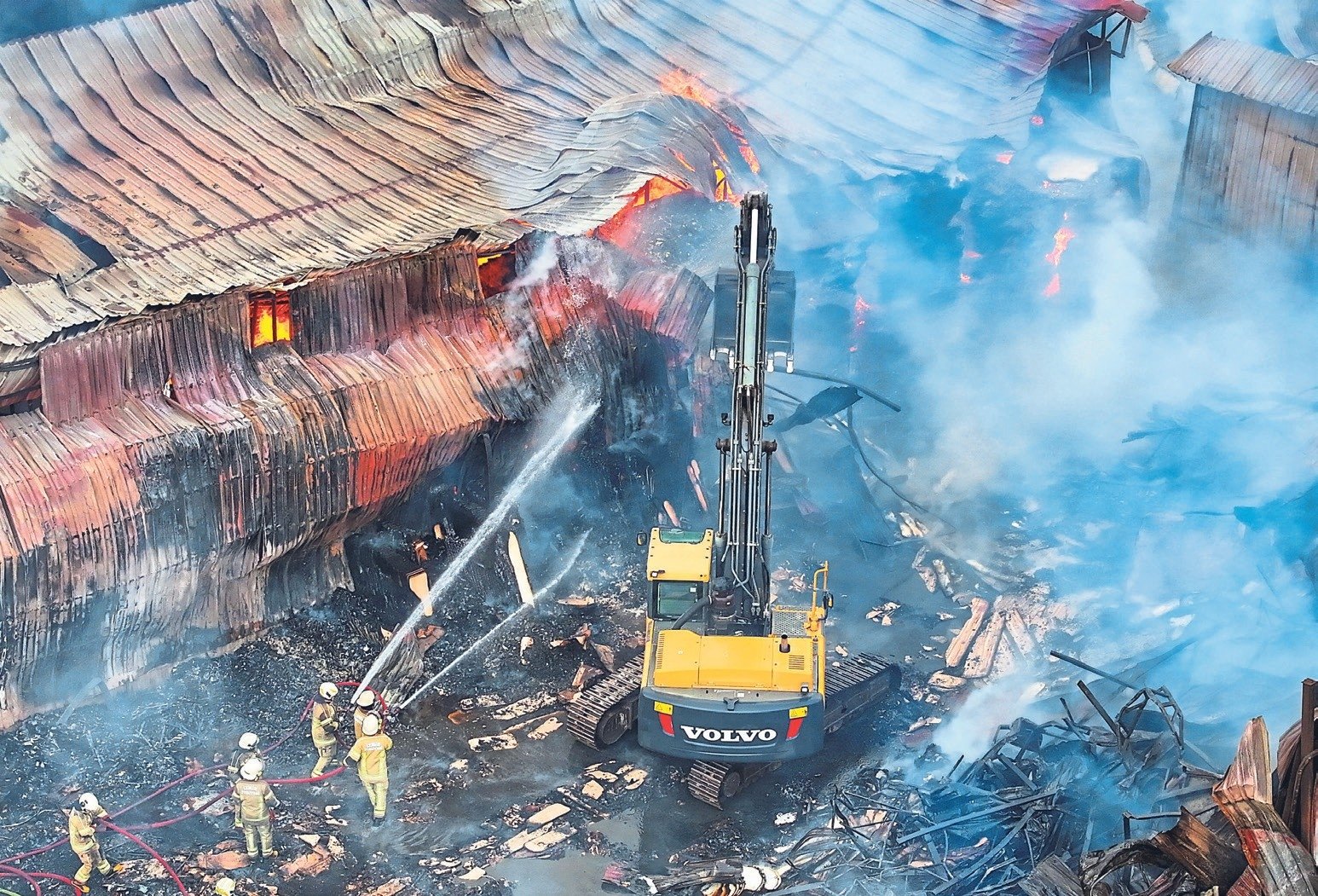 Buca’da mobilya fabrikasını alevler sardı! İş yerleri kül oldu