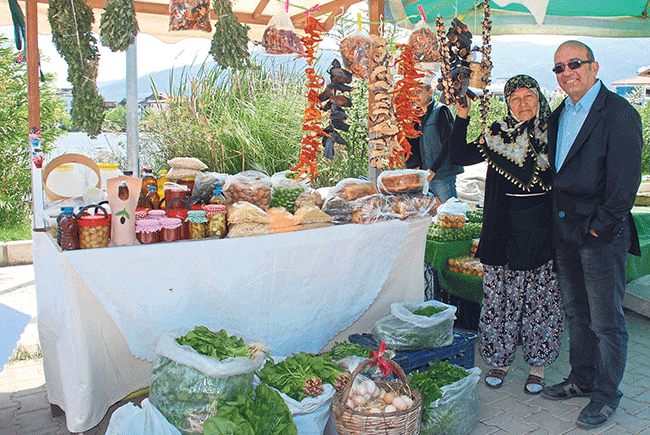 Bayındır Zeytinova’dan Ayşe Teyze de (Sinur) ürünlerini toplayıp pazara gelmiş.. O kadar cana yakındı ki, yanında gelip fotoğraf çektirmeden edemedim.