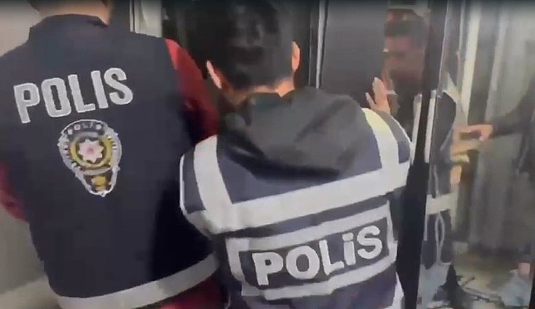 izmirde-akilalmaz-saklanma-yontemi-50-yil-cezali-firari-bakin-nerede-saklandi-1777806634362.jpeg