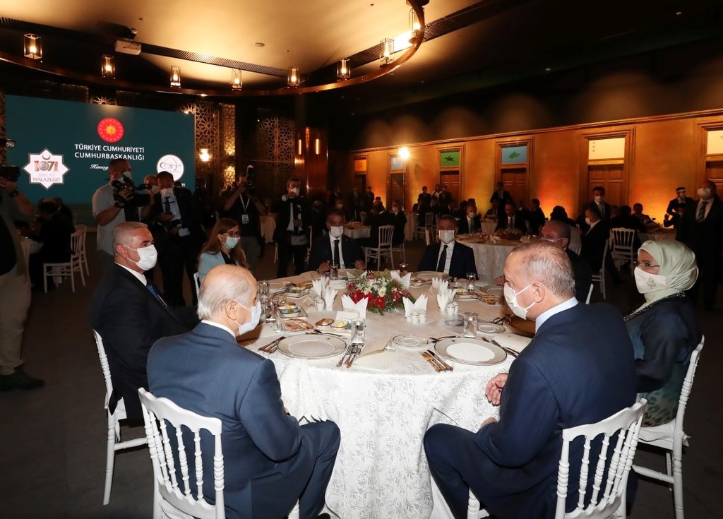 Başkan Erdoğan, Ahlat’taki etkinliklere katılan sanatçı ve gençlerle yemekte bir araya geldi
