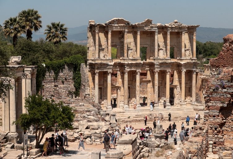 Efes Antik Kenti’ne ziyaretçi akını! Salgının izi kruvaziyer turizmiyle siliniyor