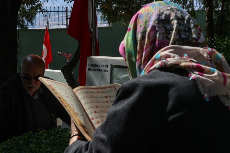 Şehitliklerde buruk bayram! İzmir’deki şehit yakınları arife günü çocuklarını ziyaret etti