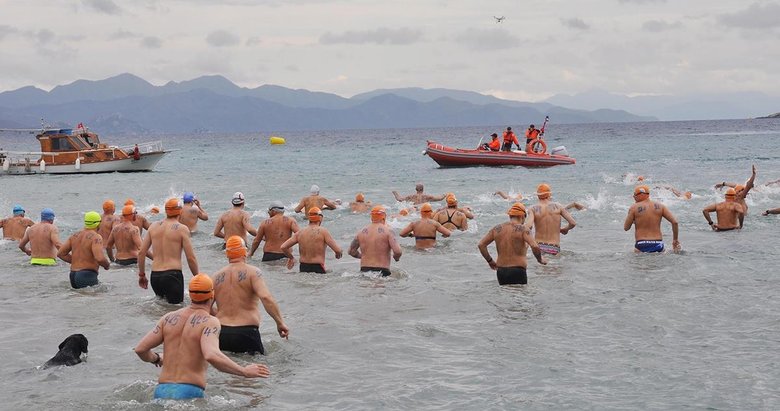 Kış ortasında 500 kişi Datça’da yüzdü