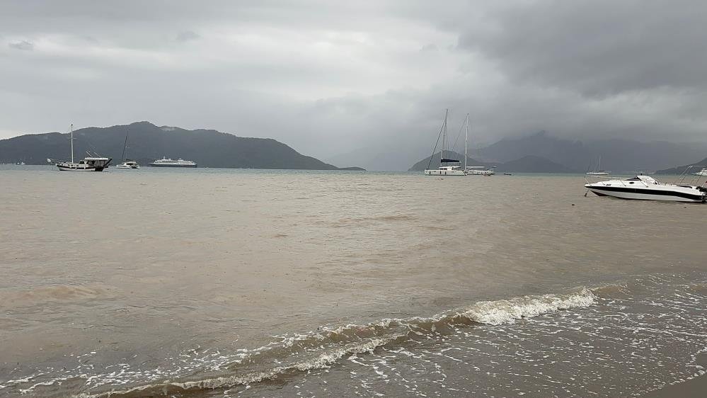 Marmaris’te sağanak yağış! Derelerden akan sular denizin rengini değiştirdi