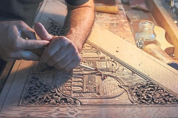 Ahşap sanatında ustalık için babasına çırak oldu