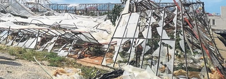 Antalya’yı hortum vurdu: Çatılar uçtu, seralar yıkıldı