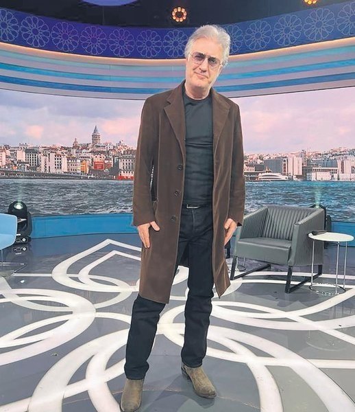 Ünlü oyuncu Tamer Karadağlı sosyal medya fenomenlerine verdi veriştirdi