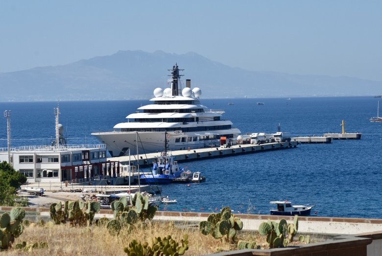 Bodrum’a gelen mega yat Scheherazadeye 15 tankerle 460 bin litre yakıt ikmali