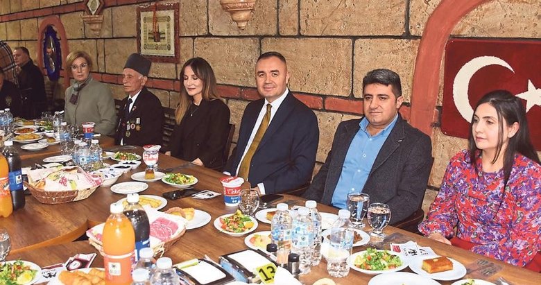 Şehit aileleri ve gaziler onuruna iftar programı