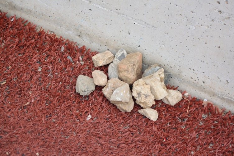 Böyle taraftar olmaz olsun! Taşlı saldırılarla sahada terör estirdiler!