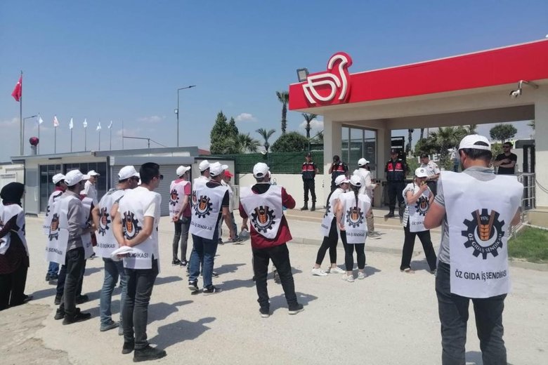 Sendikalı oldular diye kovulan işçiler fabrika önünde eylem yaptı